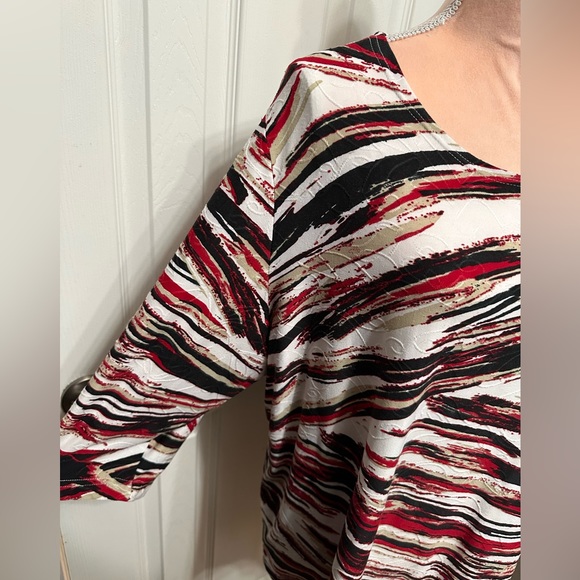 Abstract Textured Top - Picture 3 of 8